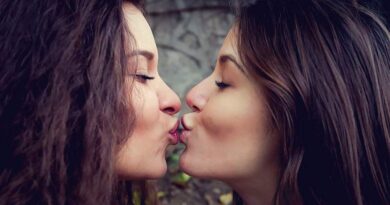Lesben Kuss – Ein Kuss der alles verändern kann – Wenn aus Freundschaft plötzlich eine Leidenschaft oder lesbische Liebe wird Lesben Kuss