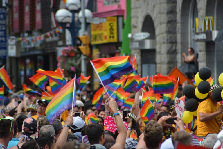 5 Möglichkeiten, wie Du als Hetero die LGBTQ-Community unterstützen kannst