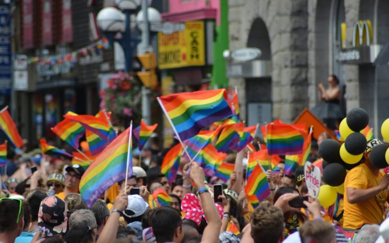 5 Möglichkeiten, wie Du als Hetero die LGBTQ-Community unterstützen kannst