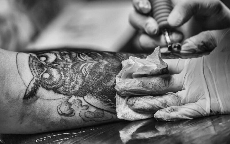 Die 10 besten LGBTG Tattoo Artist, die in Deutschland vertreten sind