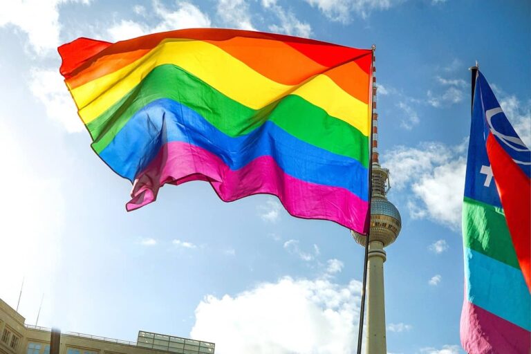 Die Bedeutung und Geschichte hinter der LGBTQ+ -Flagge