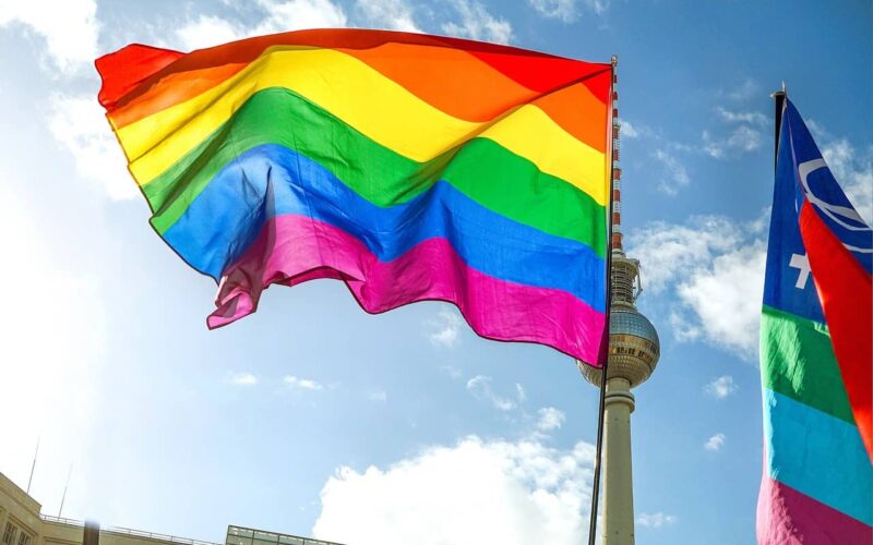 Die Bedeutung und Geschichte hinter der LGBTQ+ -Flagge