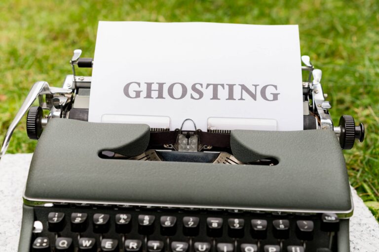 Ghosting, Breadcrumbing & Co. 9 toxischste Dating-Trends erklärt